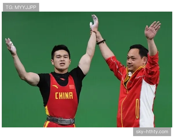 石智勇训练完顺手拎走两袋米，教练说他家冰箱比健身房还满